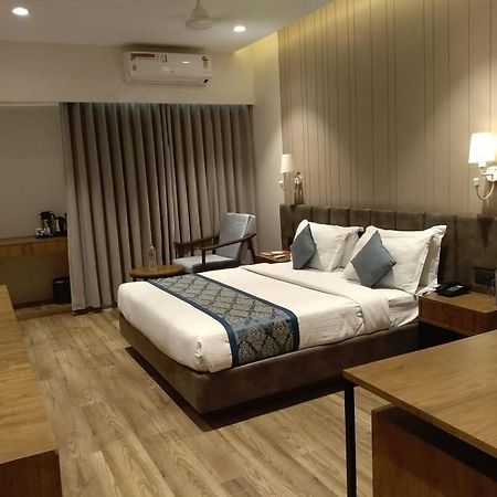 Pinnacle Grand Hotel Ahmedabad Esterno foto