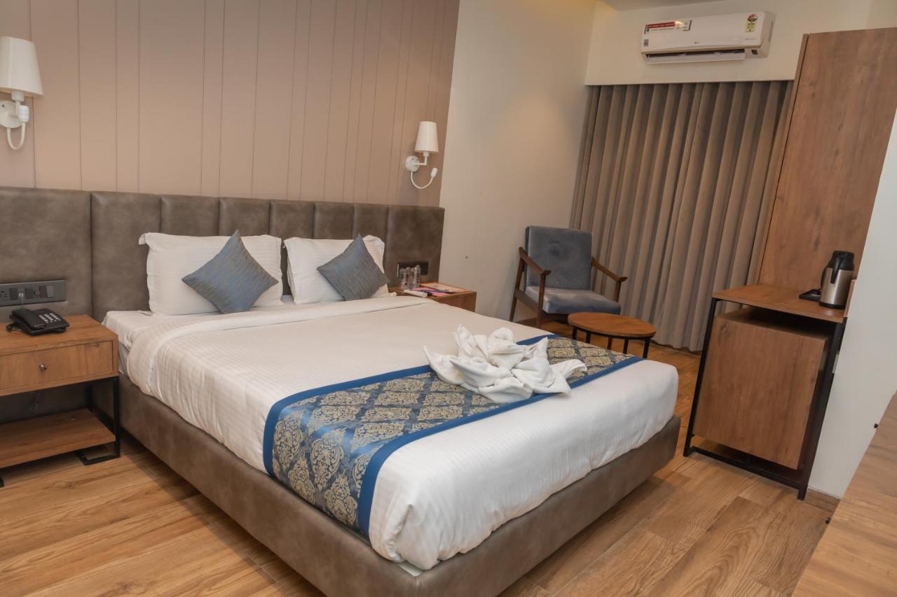 Pinnacle Grand Hotel Ahmedabad Esterno foto