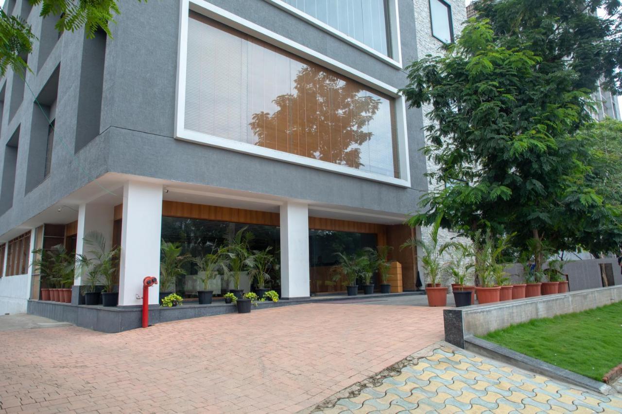 Pinnacle Grand Hotel Ahmedabad Esterno foto