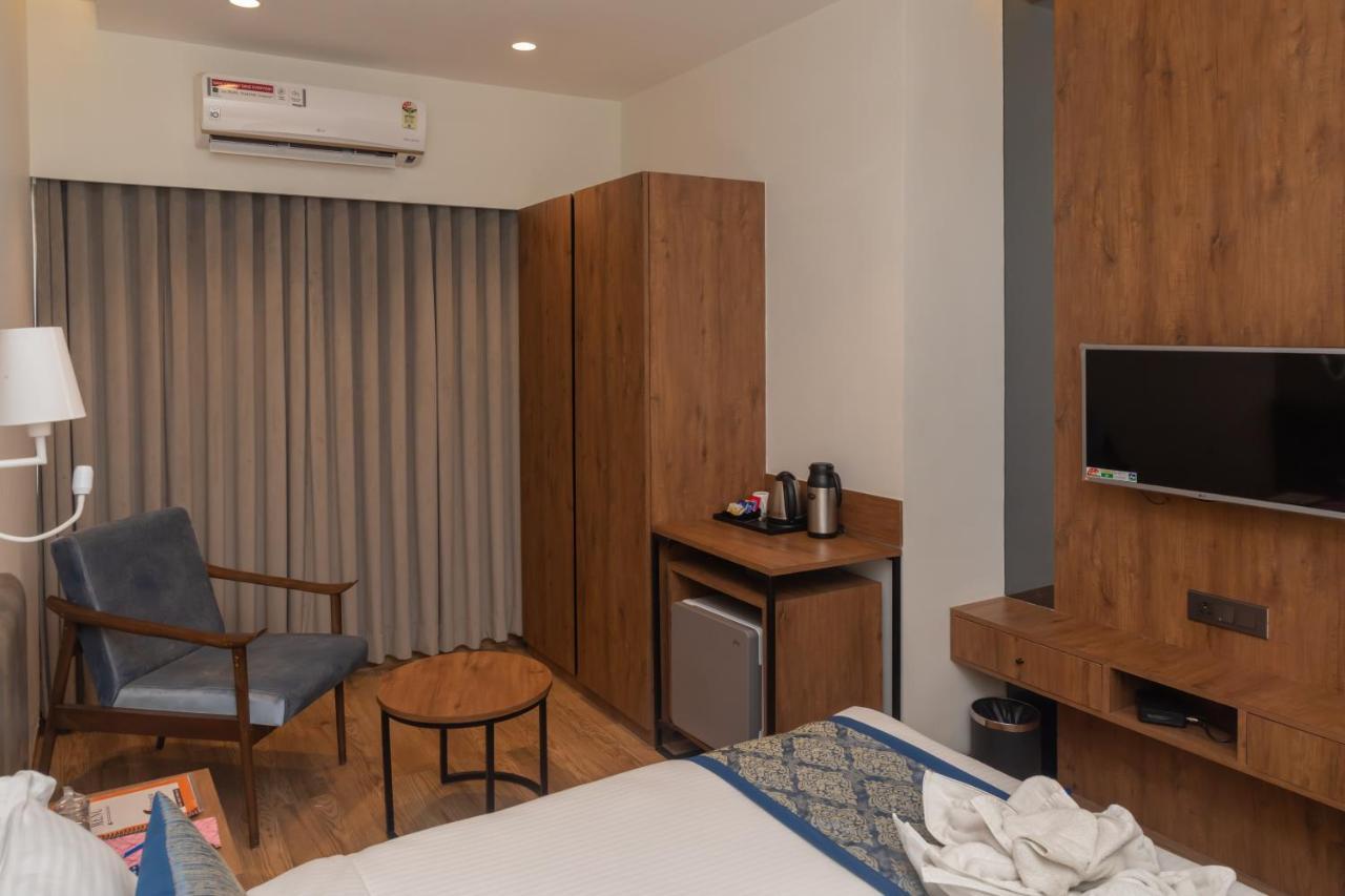 Pinnacle Grand Hotel Ahmedabad Esterno foto