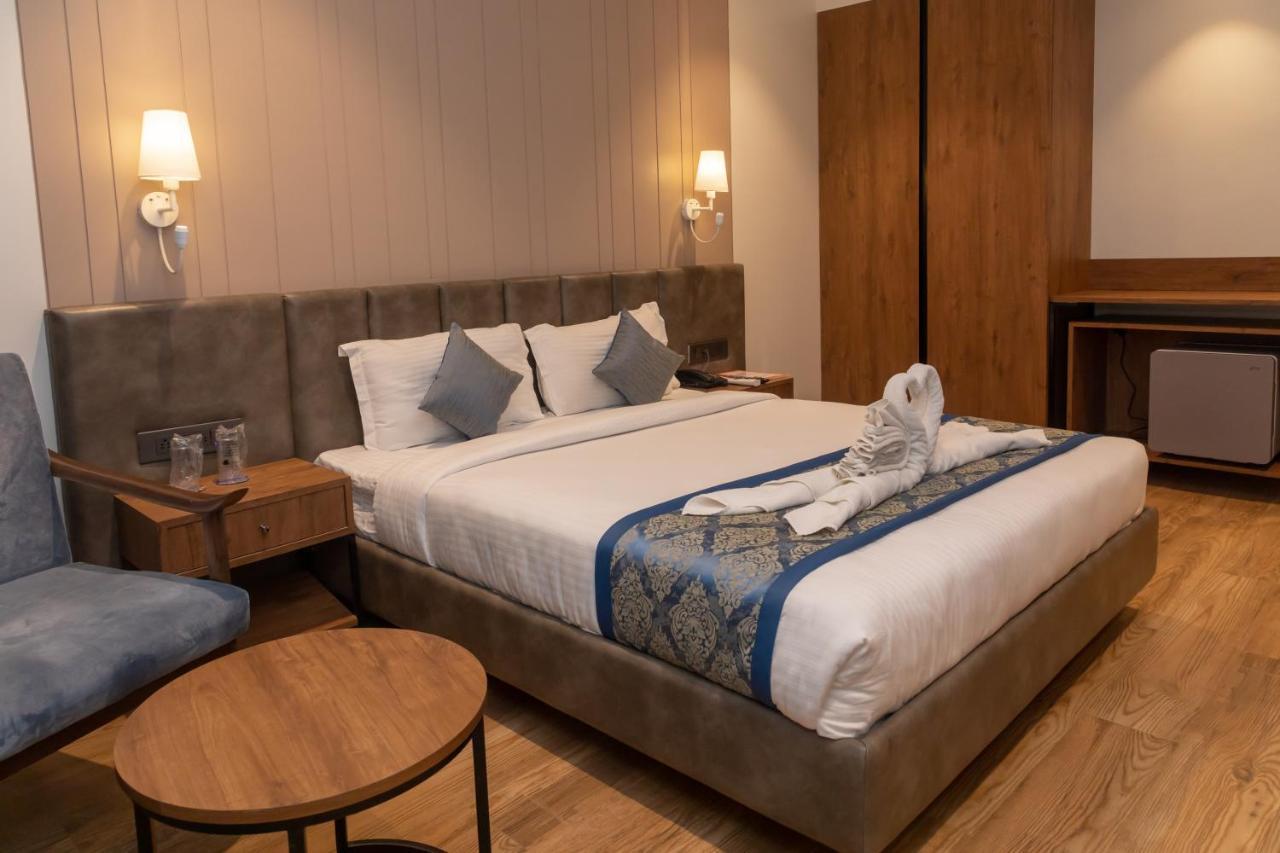 Pinnacle Grand Hotel Ahmedabad Esterno foto
