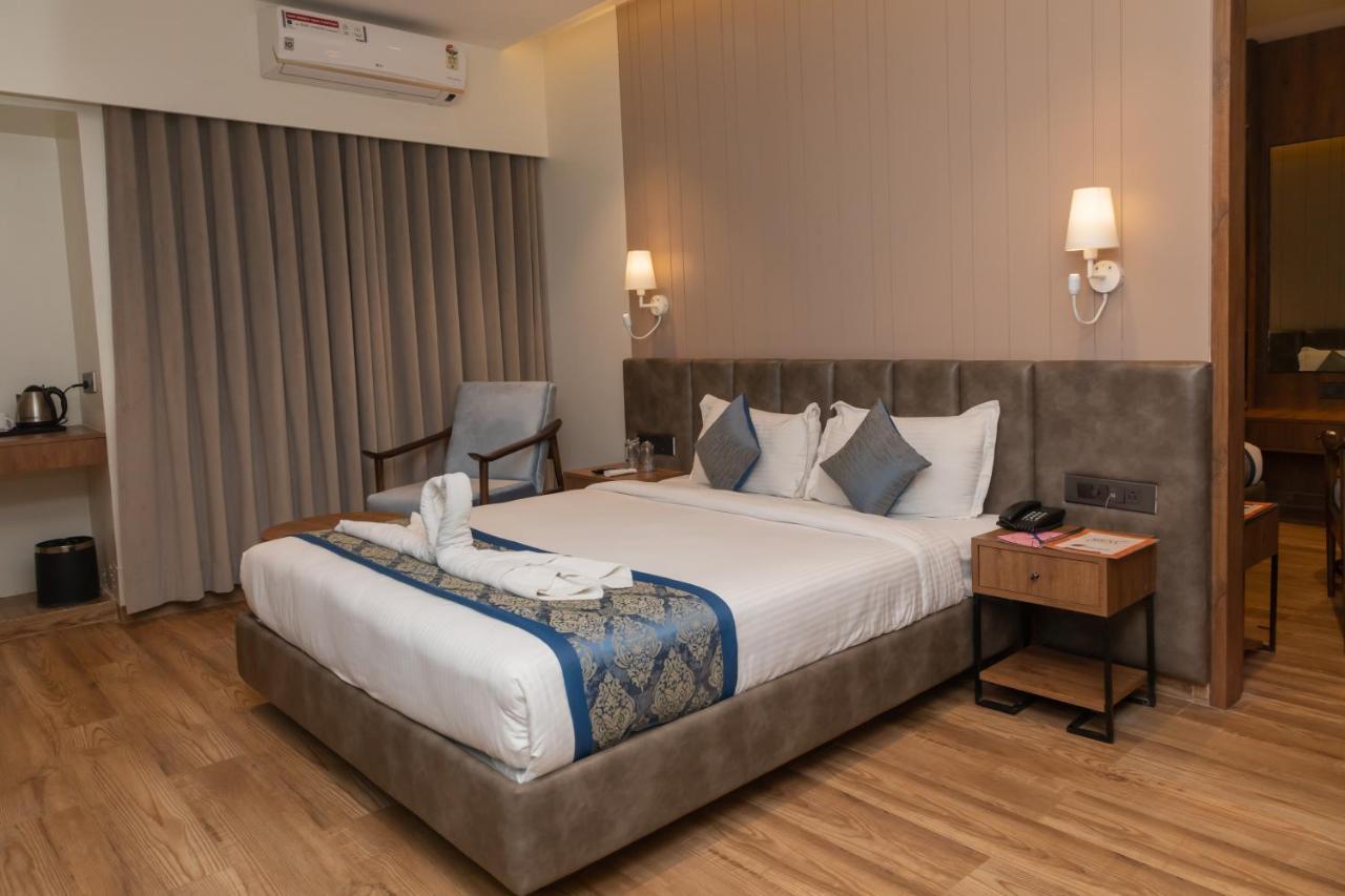 Pinnacle Grand Hotel Ahmedabad Esterno foto