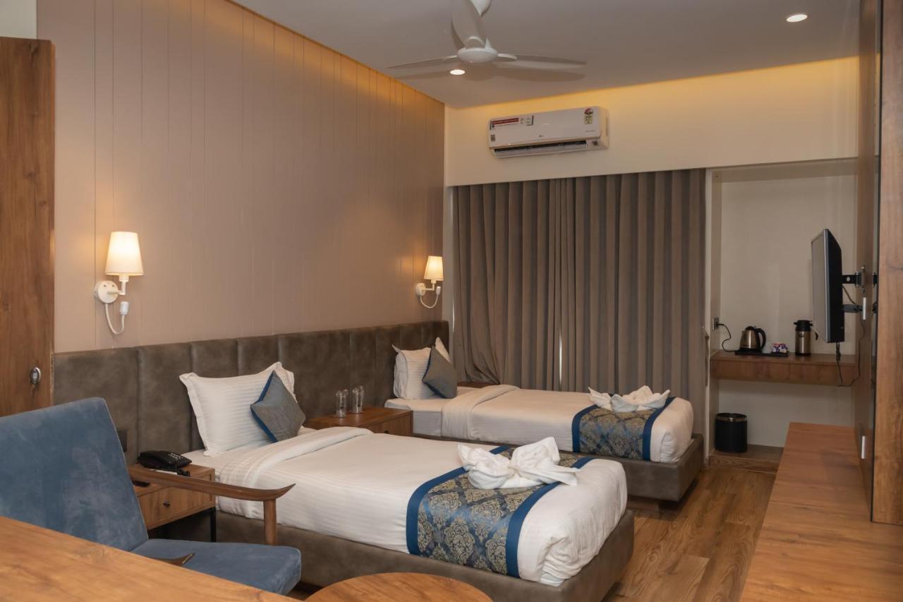 Pinnacle Grand Hotel Ahmedabad Esterno foto