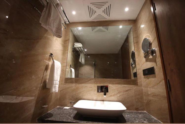Pinnacle Grand Hotel Ahmedabad Esterno foto