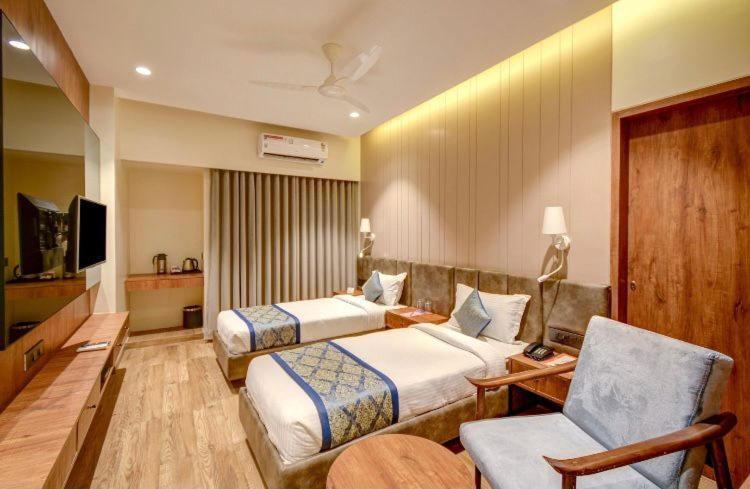 Pinnacle Grand Hotel Ahmedabad Esterno foto