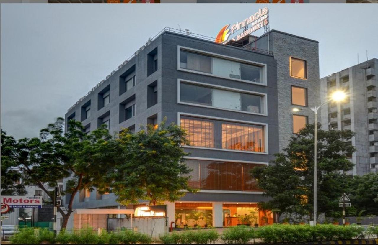 Pinnacle Grand Hotel Ahmedabad Esterno foto