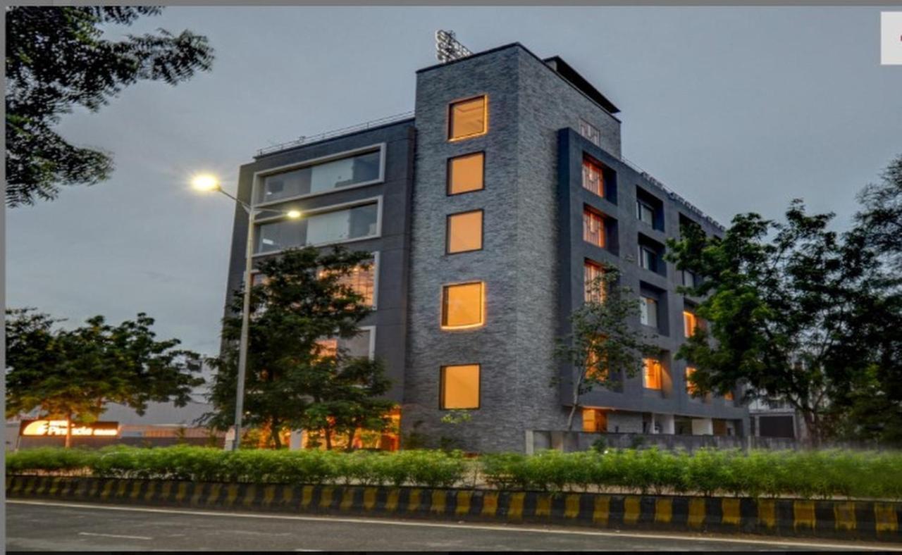Pinnacle Grand Hotel Ahmedabad Esterno foto