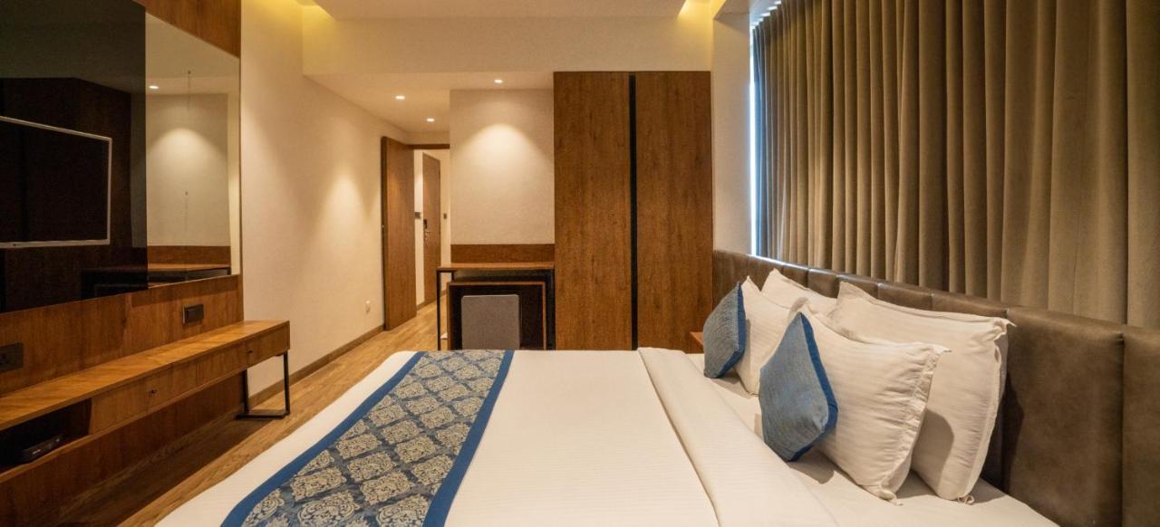 Pinnacle Grand Hotel Ahmedabad Esterno foto