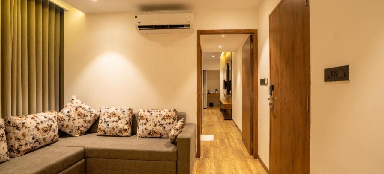 Pinnacle Grand Hotel Ahmedabad Esterno foto