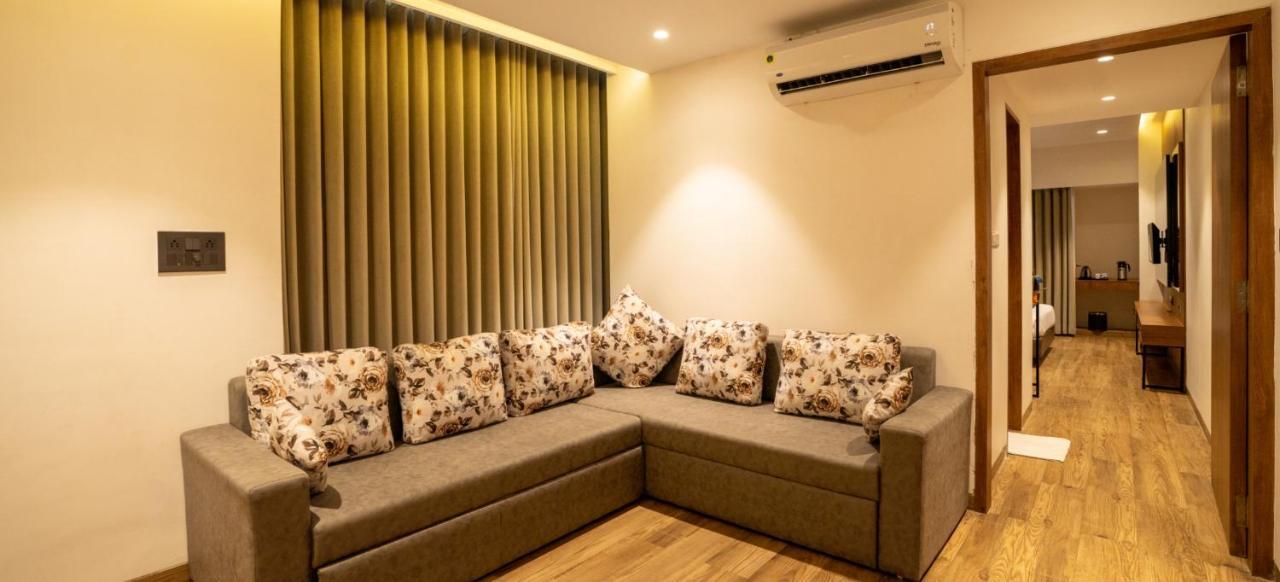 Pinnacle Grand Hotel Ahmedabad Esterno foto