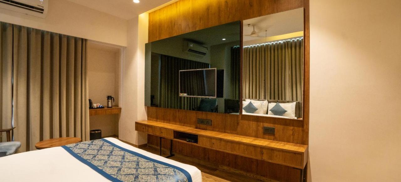 Pinnacle Grand Hotel Ahmedabad Esterno foto