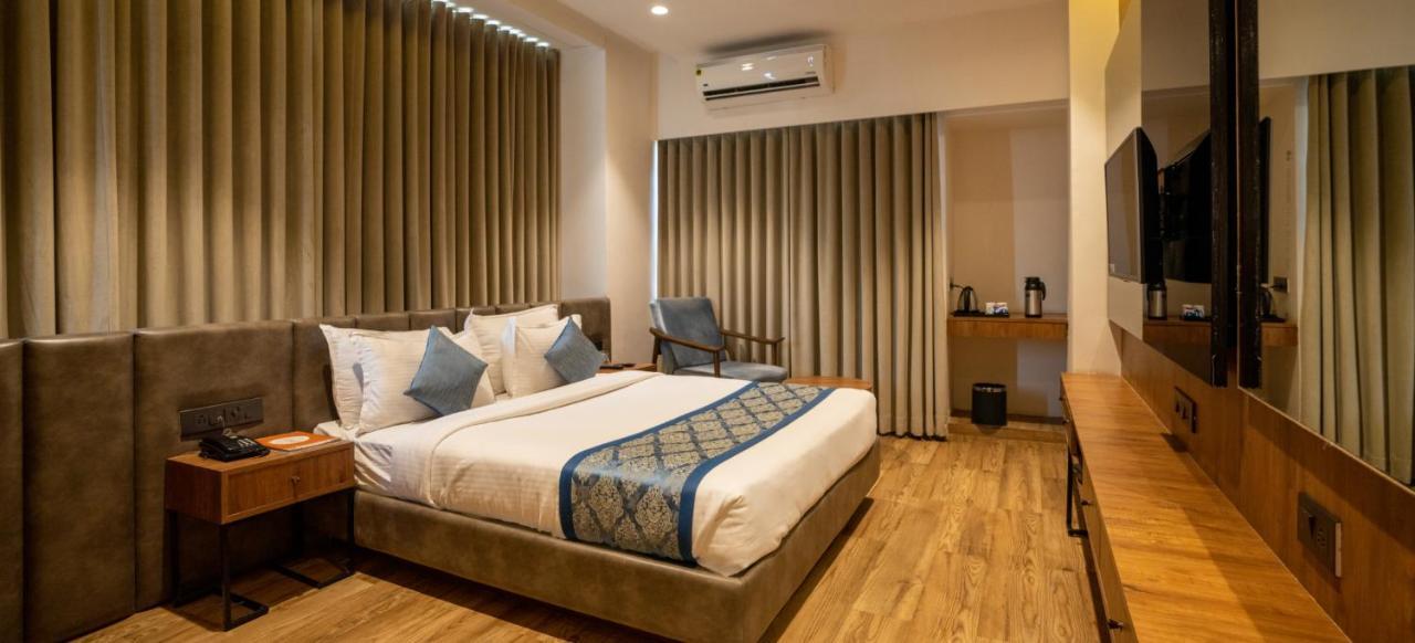 Pinnacle Grand Hotel Ahmedabad Esterno foto