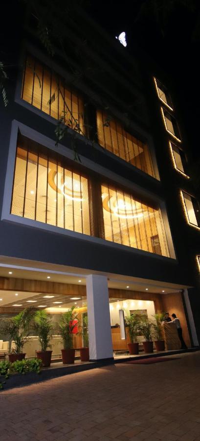 Pinnacle Grand Hotel Ahmedabad Esterno foto