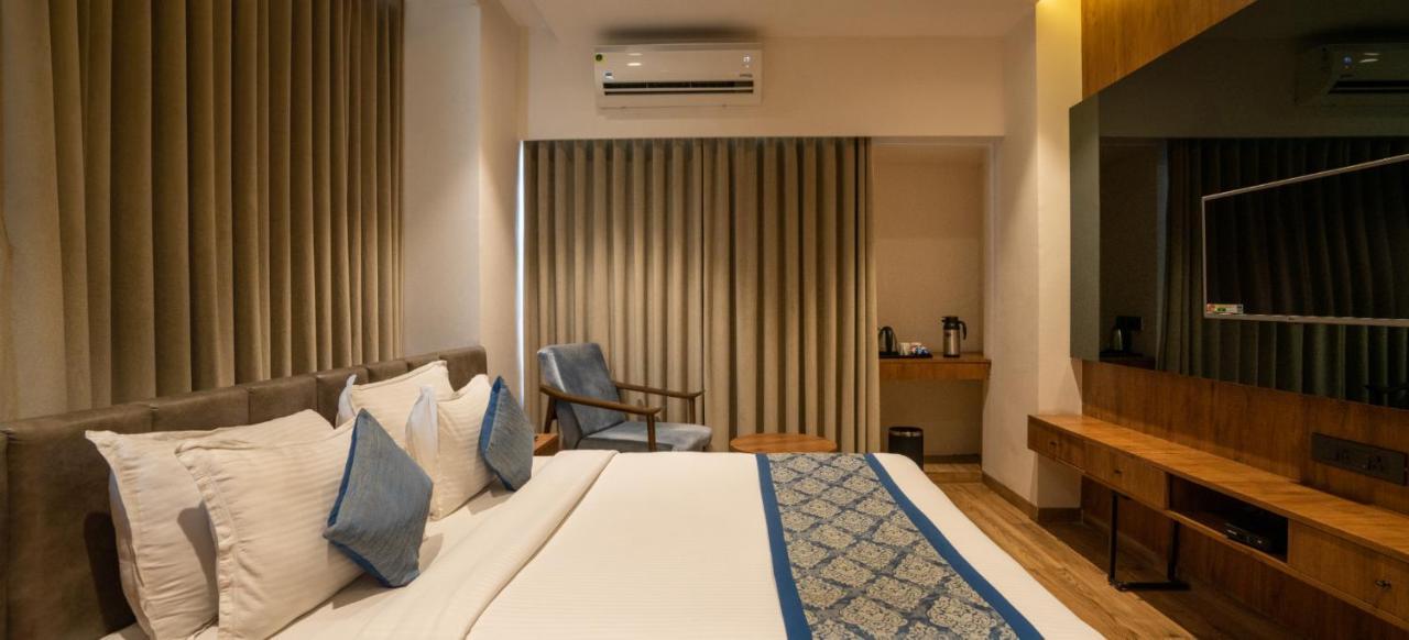 Pinnacle Grand Hotel Ahmedabad Esterno foto