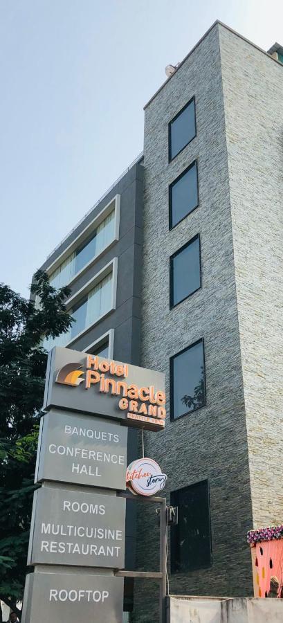 Pinnacle Grand Hotel Ahmedabad Esterno foto