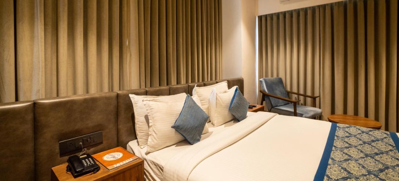 Pinnacle Grand Hotel Ahmedabad Esterno foto