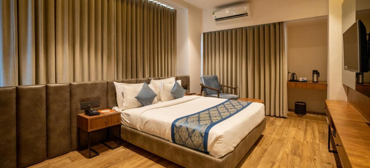 Pinnacle Grand Hotel Ahmedabad Esterno foto