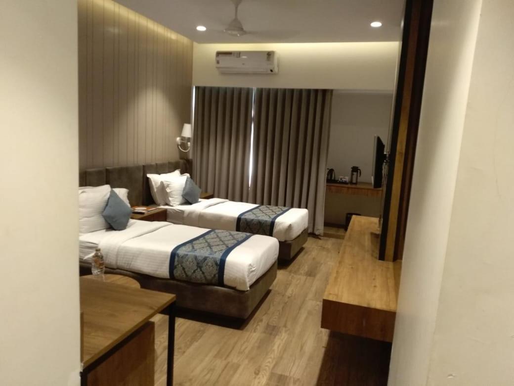 Pinnacle Grand Hotel Ahmedabad Esterno foto