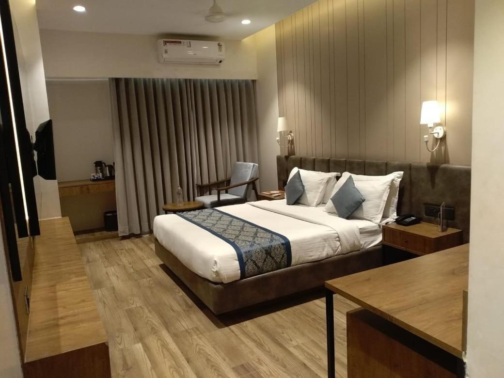 Pinnacle Grand Hotel Ahmedabad Esterno foto