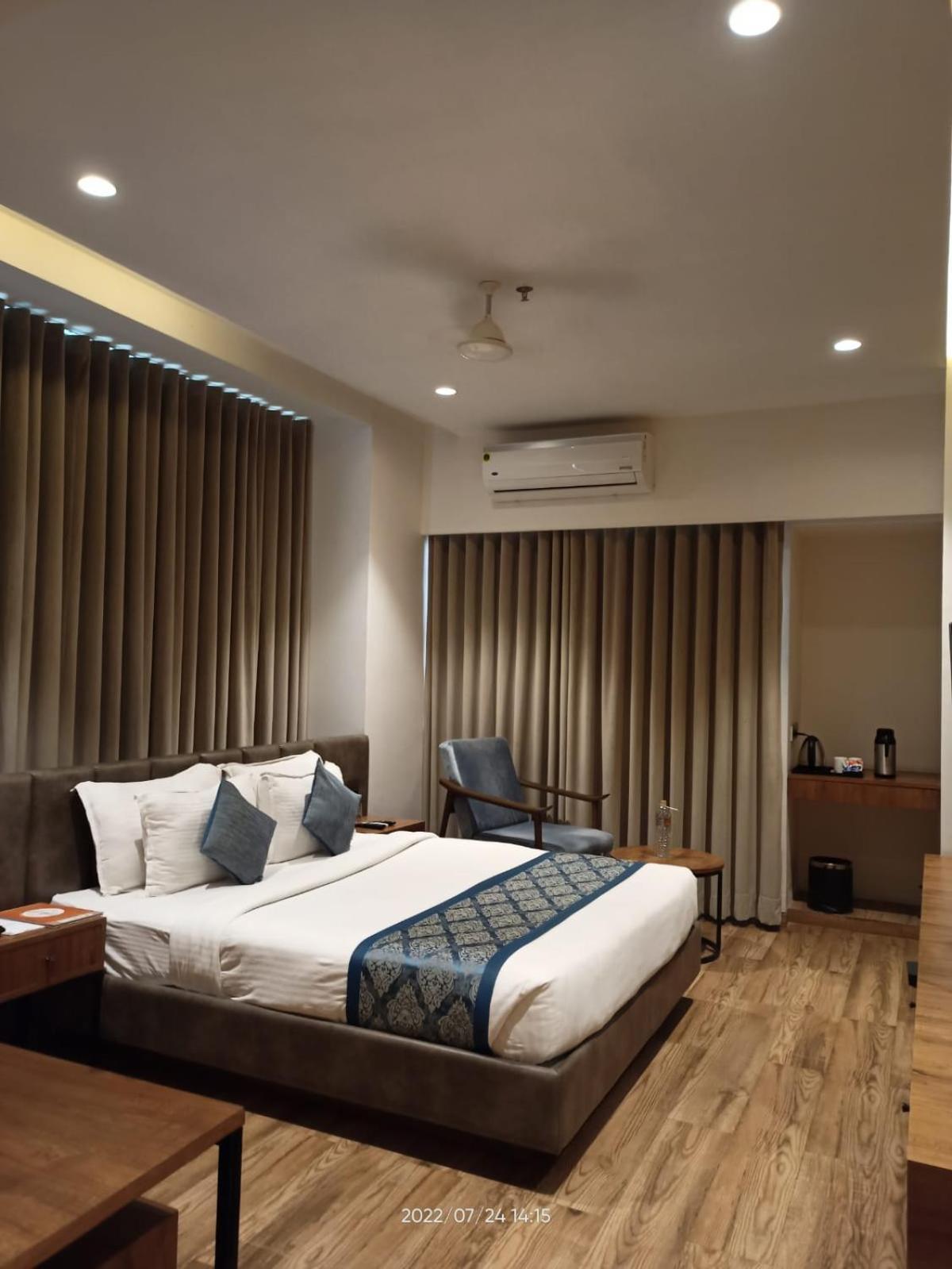 Pinnacle Grand Hotel Ahmedabad Esterno foto